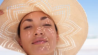 Reaplicar tu protector solar sobre el maquillaje: cómo hacerlo sin arruinar tu look según los expertos