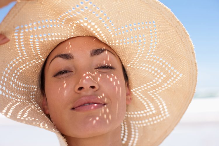 Cómo reaplicar tu protector solar sobre el maquillaje