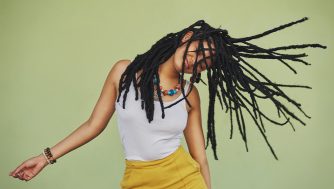 Cómo puedes hacerte rastas y los mejores peinados con ellas