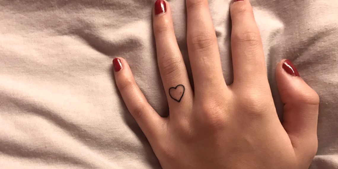 Te contamos el significado de los tatuajes en los dedos