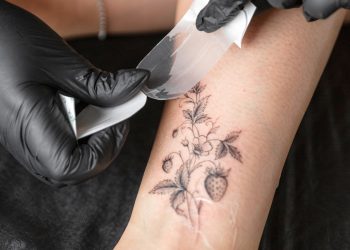 Si también te has preguntado si es normal o no que tu tatuaje pierda color