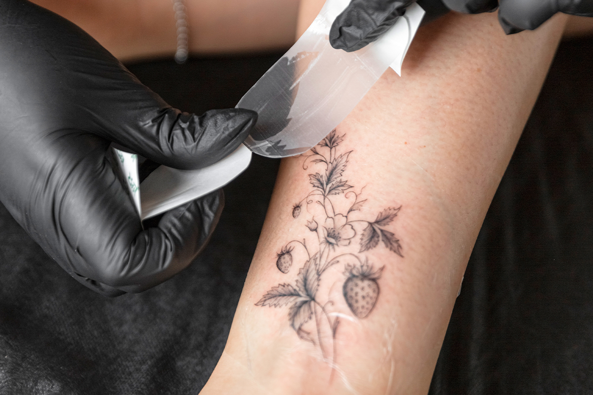 ¿Es normal que un tatuaje pierda color o salga costra en los primeros días?