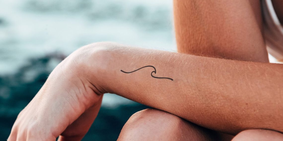 Te contamos el significado de los tatuajes con olas de mar