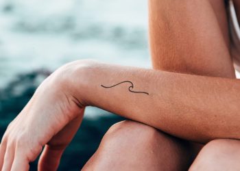 Te contamos el significado de los tatuajes con olas de mar