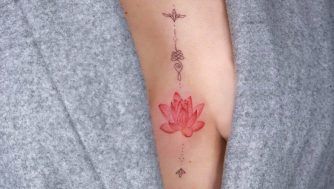 Inspírate con los mejores diseños de tatuajes en pecho para mujeres