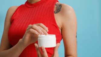 ¿Es buena la vaselina para tatuajes? Los beneficios (y los muchos inconvenientes) de su uso