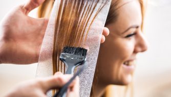 Los mejores consejos para aplicarte el tinte en casa