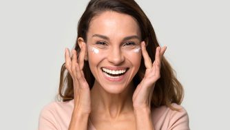 Las 13 mejores cremas para deshinchar el contorno de tus ojos