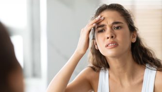 Me salen granos en la frente: consejos para eliminarlos y los mejores productos