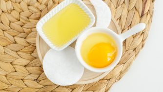 Beneficios de la mascarilla de aceite de oliva y huevo para tu rostro