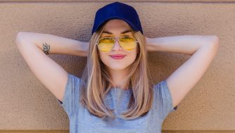 Los mejores peinados para llevar con gorra este verano