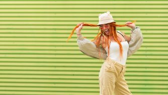 Si adoras los sombreros, estos son los mejores peinados para llevarlos