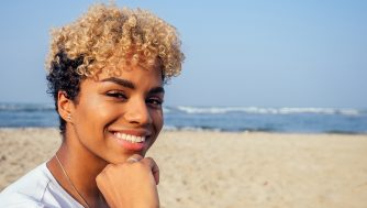 La rutina para cuidar tu pelo rizado en la playa