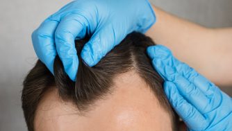 Hombres, vosotros también os podéis hacer la permanente (y os quedará genial)