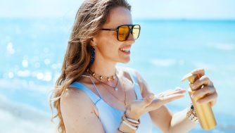 Los mejores productos para proteger tu cabello de la sal y del cloro