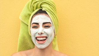Arma una rutina facial completa con los mejores productos con descuento de las rebajas de verano según expertos