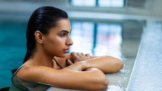 Palabra de experto: protege tu pelo del cloro si vas a la piscina con esta rutina