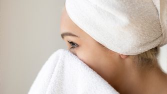 Elimina la caspa de tus cejas: los mejores productos