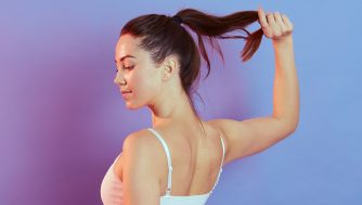 Si eres deportista, esto es lo que necesitas para cuidar tu cabello