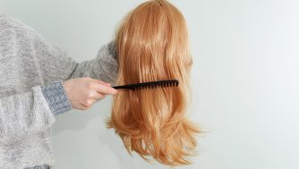 Todo lo que debes saber sobre el cuidado de una peluca sintética según expertos