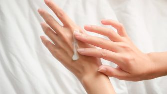 Cuida tus manos con el poder hidratante del Monoi de Tahití con Evoluderm