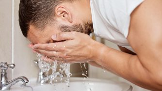 Los mejores limpiadores faciales para hombres