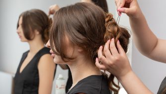 Si vas a asistir a una boda de día, estos son los mejores peinados que puedes hacerte