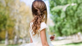 Los 5 peinados para niñas de comunión más bonitos y sencillos