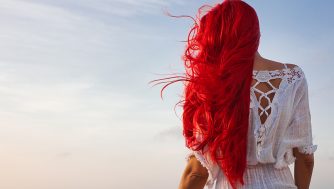 Cuida tu pelo teñido en la playa con esta rutina para tu cabello