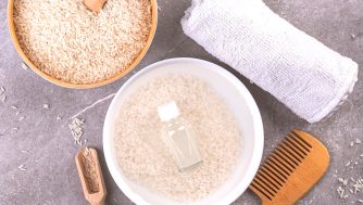 Todos los beneficios del agua de arroz para tu pelo