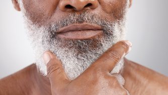 Todos los cuidados que necesita una barba canosa