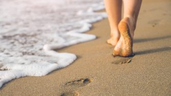 Todos los beneficios que tiene caminar o correr por la playa