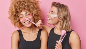 La técnica del blush combo: ten un rostro siempre de verano