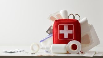 Lo que no te puede faltar en un botiquín si vas de festival