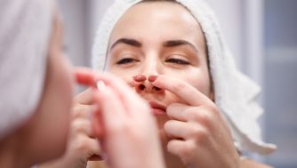 Cómo eliminar los puntos sebáceos de la nariz y barbilla