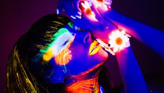 Los 6 mejores productos de maquillaje que brillan en la oscuridad