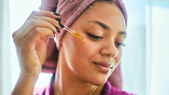 La nueva tendencia viral para eliminar los puntos es el oil gritting. ¿De verdad funciona?