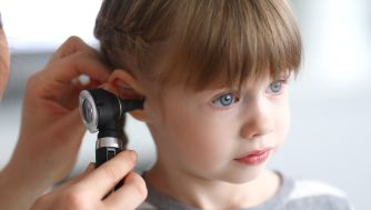 Cómo detectar si un niño o un bebé tiene otitis y qué es lo que debemos hacer