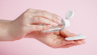 Todos los usos que no conocías del agua micelar según los expertos