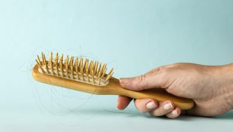 Caída estacional, ¿es verdad que el pelo se cae más en otoño?