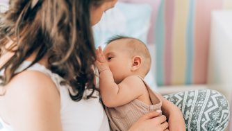 La mejor rutina para cuidar tus pechos durante la lactancia