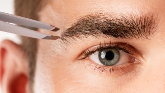 Hombres, esto es todo lo que necesitáis saber para depilaros las cejas