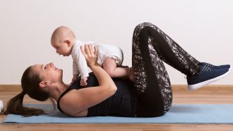 Los 5 mejores ejercicios que hacer durante el postparto en 2025