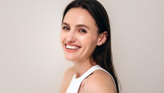 Basta de salir mal: este es el maquillaje que debes hacerte para una foto de carnet