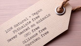 Guía para leer la etiqueta de tu champú: qué buscar y de qué huir