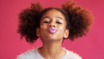 Los peligros para la piel que tiene el maquillaje en niñas y niños