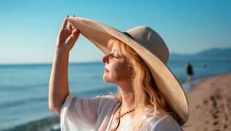 Los mejores trucos para aliviar los sofocos de la menopausia en verano, recomendados por expertos