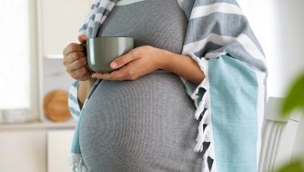 Los alimentos que NO debes consumir durante el embarazo y la lactancia