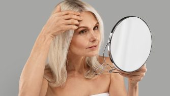 Tu pelo en la menopausia: cómo adaptar tu rutina en esta etapa y los mejores productos