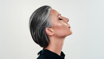 ¿Si te arrancas una salen siete? Mitos y verdades sobre las canas